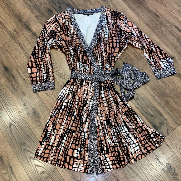 Geometric Print Long Sleeve Wrap Dress - Picture 14 of 14